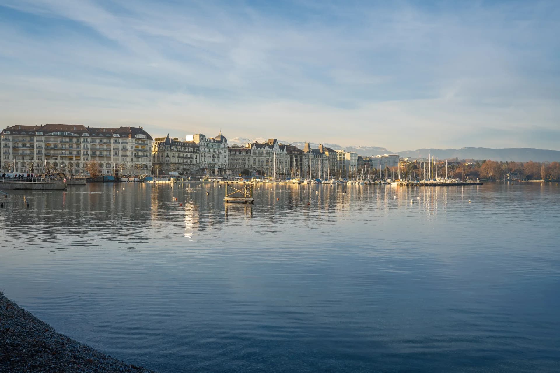 La rade de Genève, entre la France et la Suisse